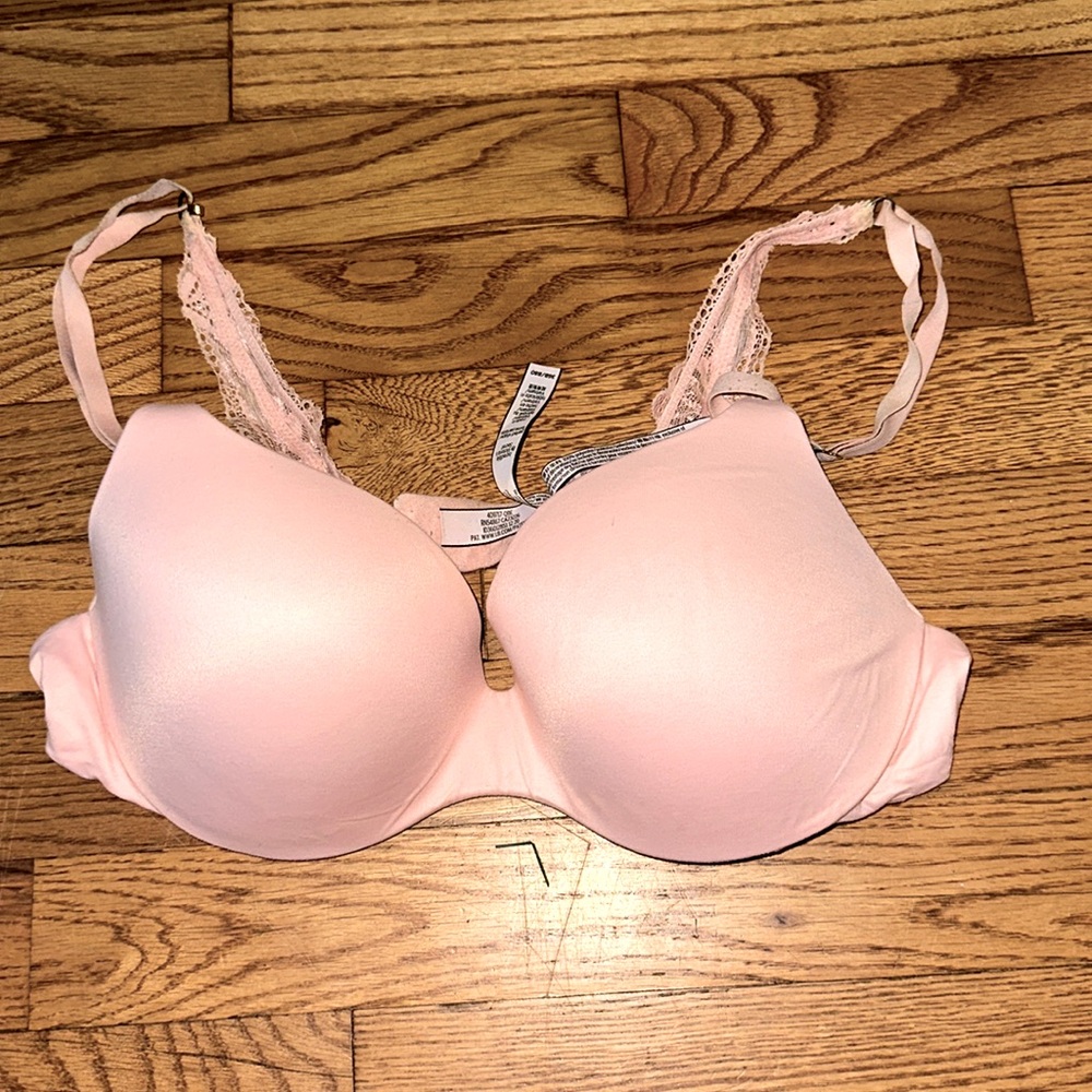 Victorias Secret “incredible“ push up bra pink w/ lace strap 36B signs of wear